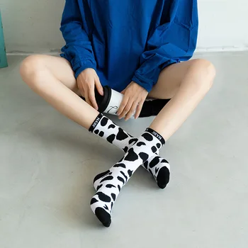 Moteris kojinės gatvės hip-hop kūrybinė asmenybė kojinės mielas karvių dėmės Europos ir Amerikos stiliaus mados įdomus mėgintuvėlyje, kojinės